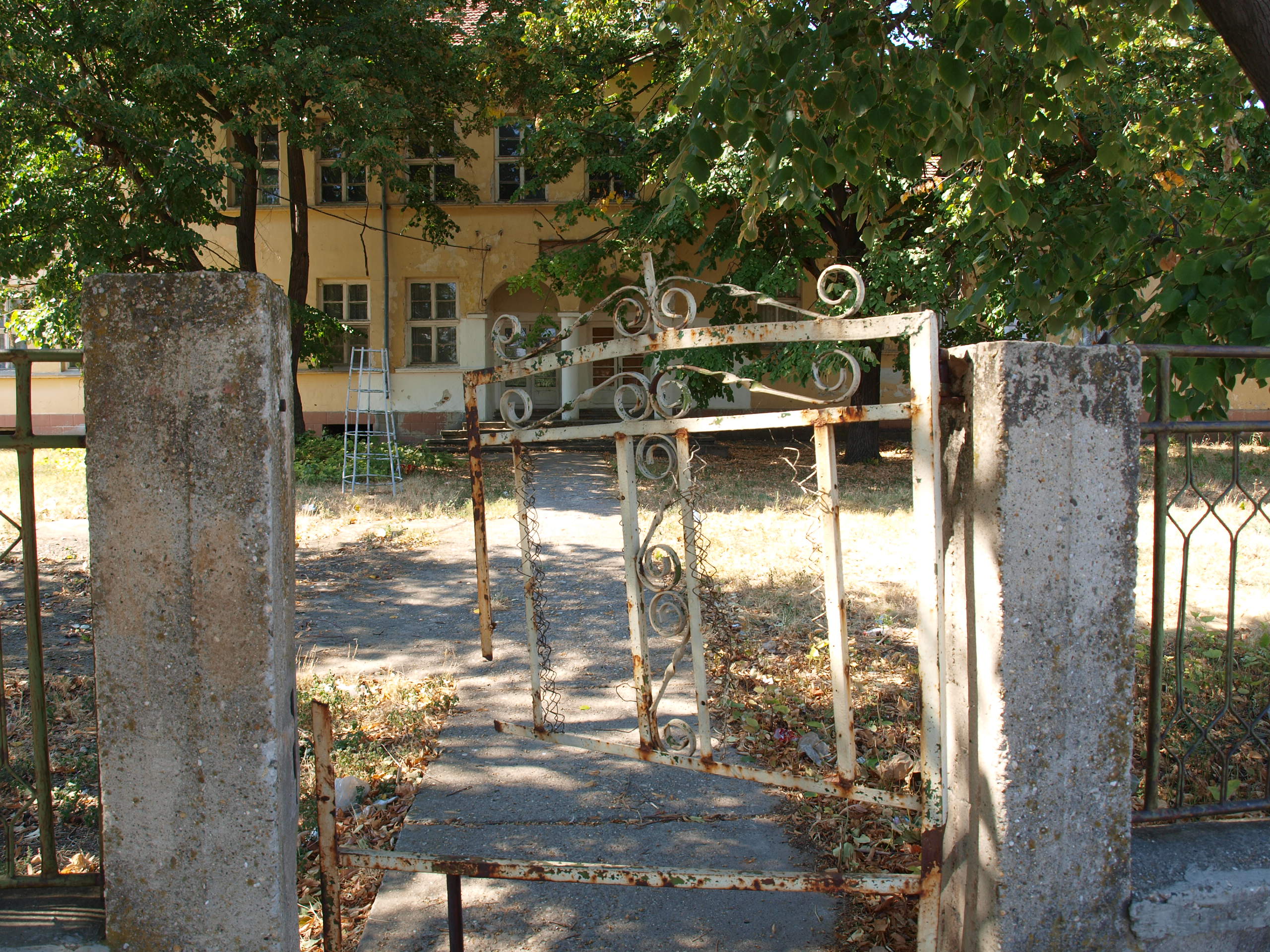 Verlassene Grundschule in Koshava